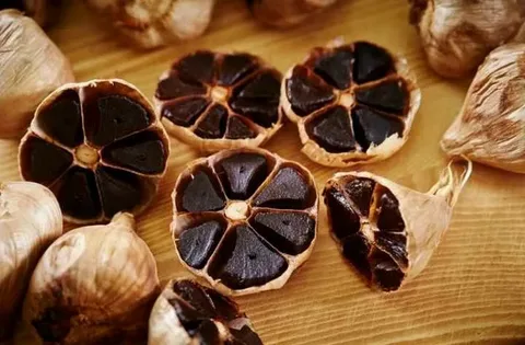 تصویر 2 از حبه سیر سیاه ستاره دخت + خوش‌ طعم و سالم